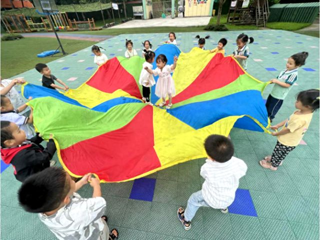 幼儿园小班开展“趣玩彩虹伞”活动九游会网站手机版江安县怡乐镇中心